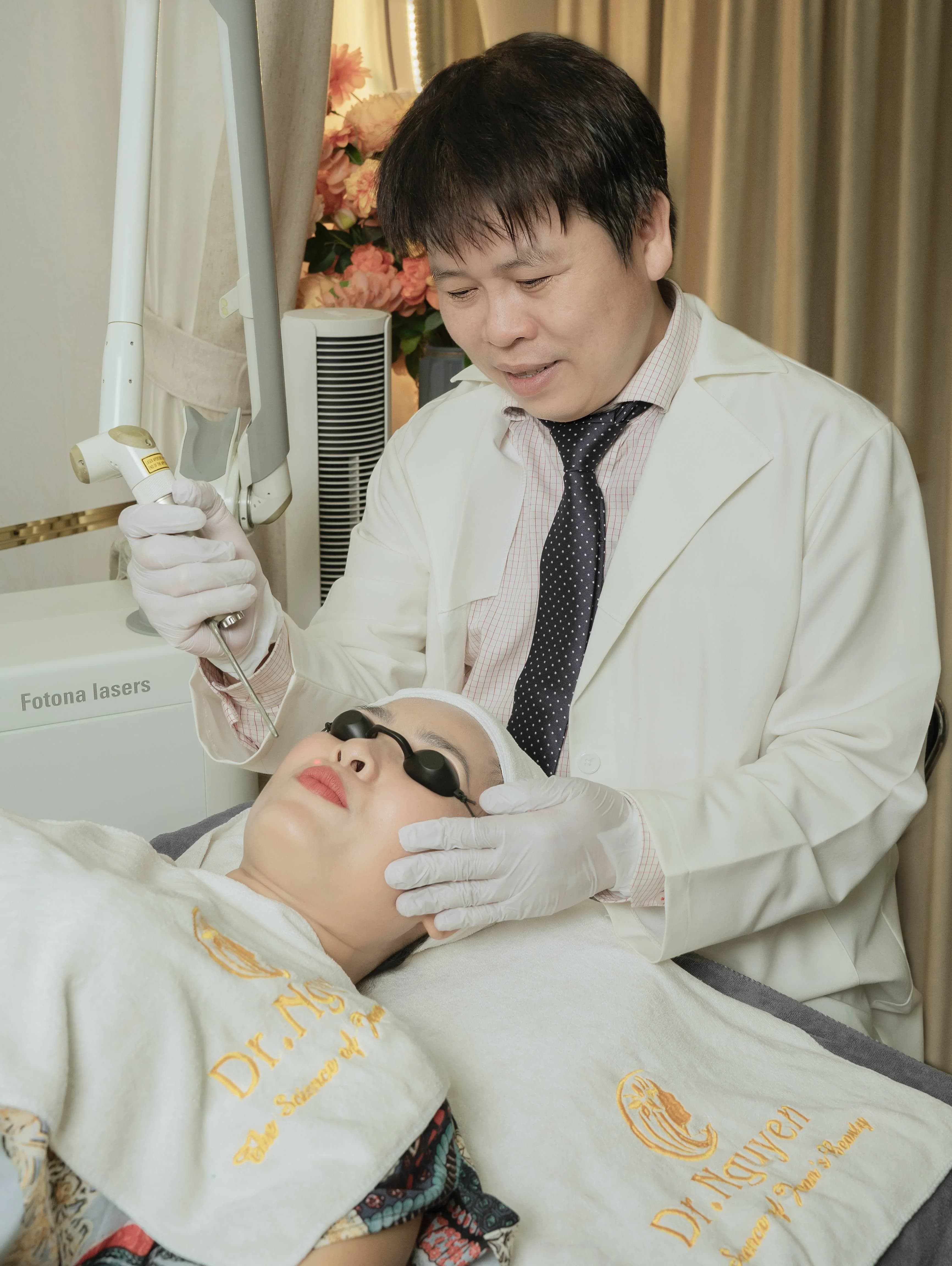 Kỹ thuật viên vận hành hệ thống laser trong phòng điều trị Dr. Nguyên